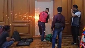 Proses pembongkaran brankas berisi 74 kg emas yang ditemukan dari penggeledahan rumah di Bogor.