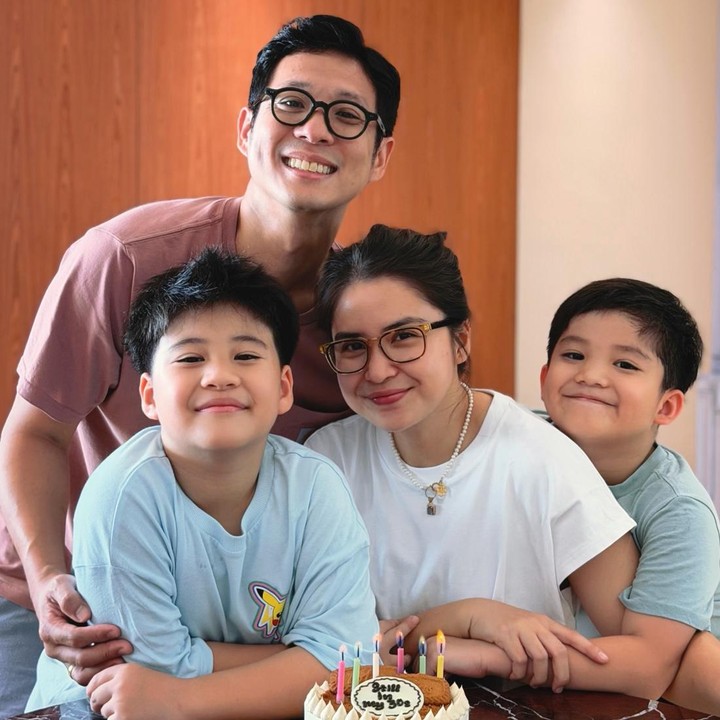 <p>Menikah pada 21 Mei 2016, pasangan artis yang satu ini genap menjalani satu dekade kehidupan rumah tangga. Dari pernikahan tersebut, Putri dan Junior dikaruniai dua putra, Theodore Iori Liem dan Mykah Iago Liem.&nbsp;(Foto: Instagram @putrititian)</p>