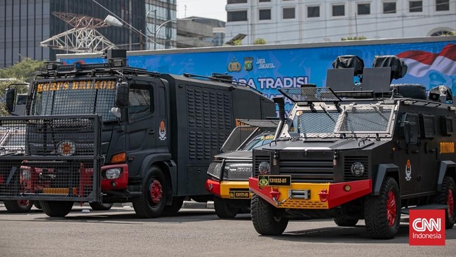 Di Polda Metro sejumlah kendaraan taktis (rantis) dari Satuan Brigade Mobil (Brimob) tampak bersiaga pada Kamis (9/7/2026).