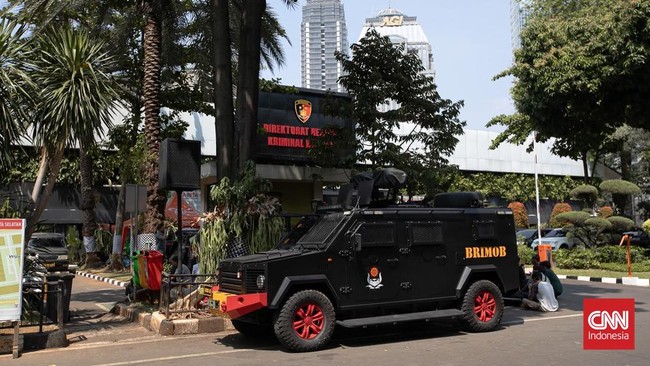 Di Polda Metro sejumlah kendaraan taktis (rantis) dari Satuan Brigade Mobil (Brimob) tampak bersiaga pada Kamis (9/7/2026).