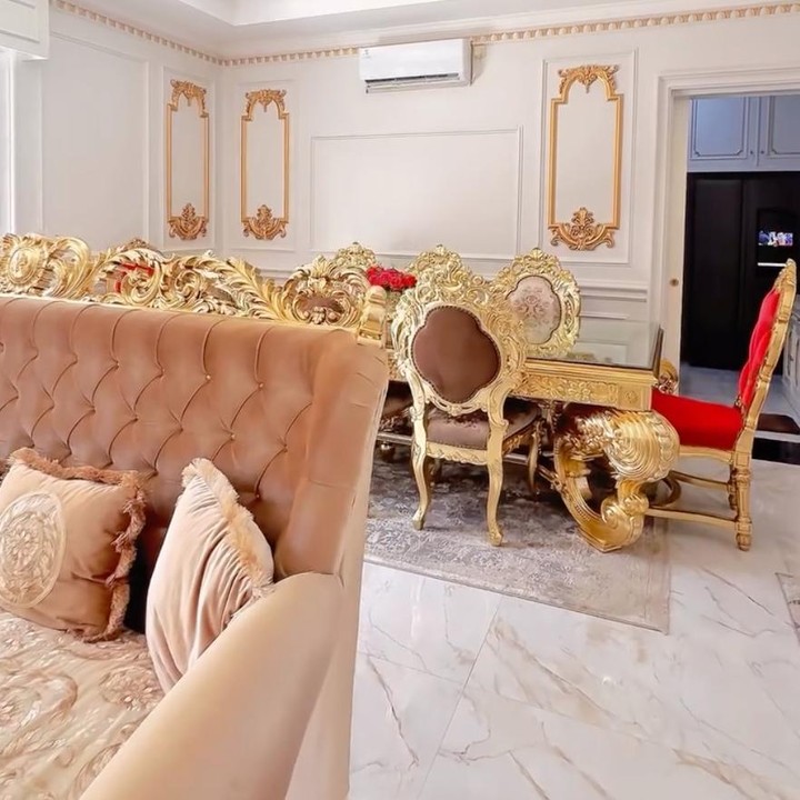 <p>Dalam video tersebut, rumah pasangan artis yang satu ini tampak mewah didominasi dengan warna putih dan kuning keemasan. Bahkan, furniturnya juga dipenuhi dengan konsep yang klasik, Bunda.&nbsp;(Foto: Instagram @_indrigiana_)</p>
