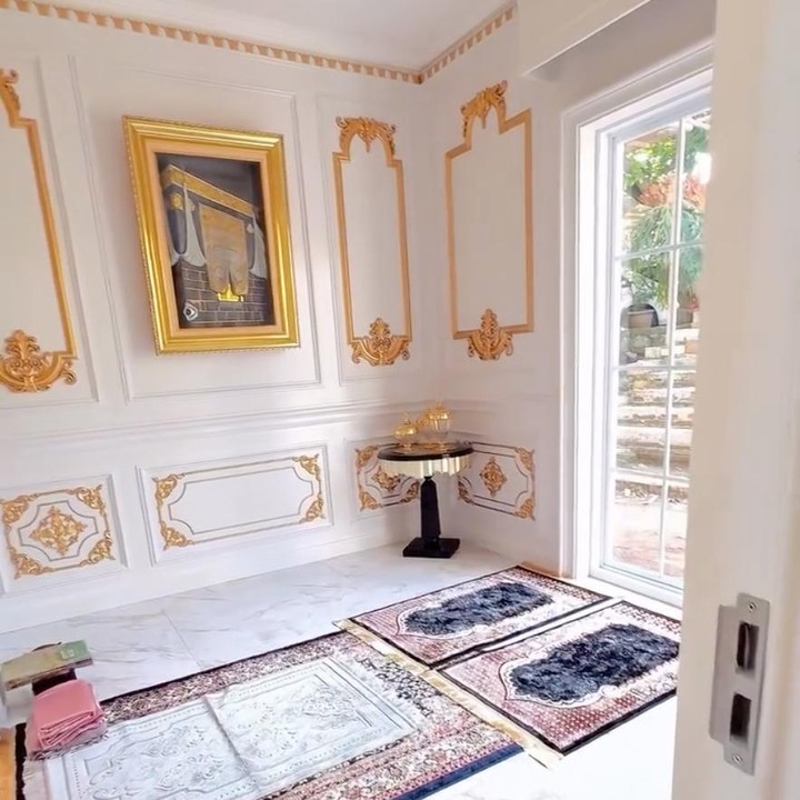 <p>Selain itu, pasangan ini juga menyediakan satu ruangan sebagai musala. Tempat ibadah ini juga sudah dilengkapi dengan peralatan salat, seperti sajadah, mukena, dan sarung.&nbsp;(Foto: Instagram @_indrigiana_)</p>