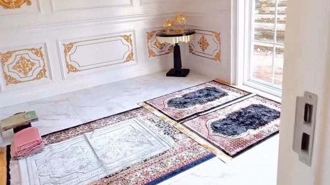 5 Potret Rumah Ustaz Riza Muhammad yang Bernuansa Warna Emas, Ada Musala