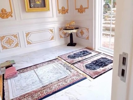 5 Potret Rumah Ustaz Riza Muhammad yang Bernuansa Warna Emas, Ada Musala