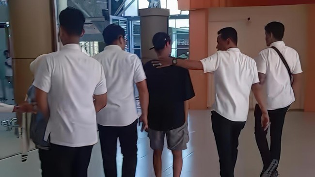 Tangkapan layar video situasi pencegatan keberangkatan santri korban pembakaran di Bandara Internasional Zainuddin Abdul Majid (BIZAM) Lombok Tengah. (Foto: Facebook @Pano Theis)