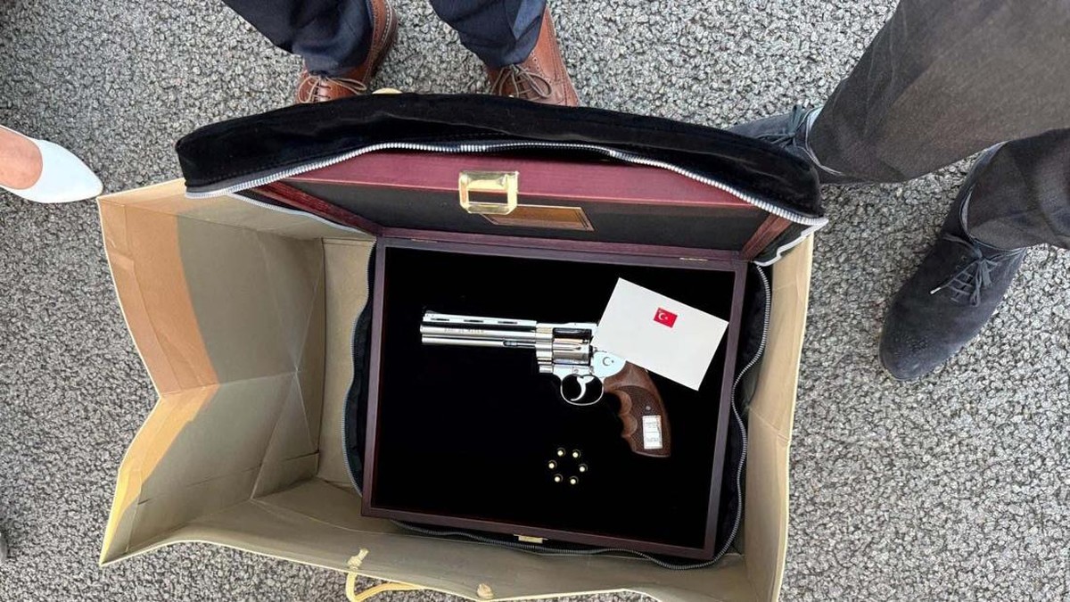 Heboh Pesta Erdogan, Bos NATO Dihadiahi Revolver Magnum Berpeluru