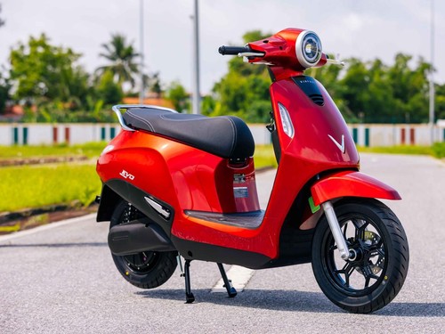 Sepeda motor listrik VinFast Evo dapat menjadi salah satu opsi bagi konsumen untuk menekan biaya operasional, sistem penukaran baterai yang mudah, serta jarak tempuh diklaim memadai untuk penggunaan harian.