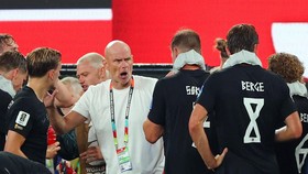 Soccer Football - FIFA World Cup 2026 - Group I - Norway v Senegal - New York/New Jersey Stadium, East Rutherford, New Jersey, U.S. - June 22, 2026 Norway coach Stale Solbakken gives instructions to his players during a hydration break REUTERS/Mike S