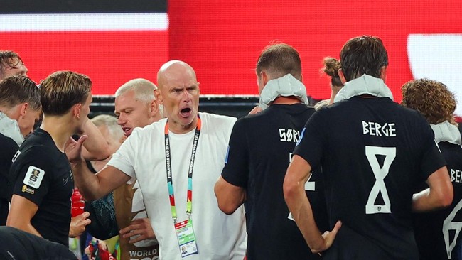 Soccer Football - FIFA World Cup 2026 - Group I - Norway v Senegal - New York/New Jersey Stadium, East Rutherford, New Jersey, U.S. - June 22, 2026 Norway coach Stale Solbakken gives instructions to his players during a hydration break REUTERS/Mike S