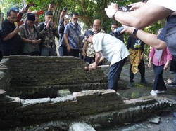 Momen Sultan HB X Cuci Muka di Petilasan Raja Jogja Pertama