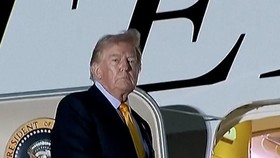 Trump Mendadak Ganti Pesawat Air saat AS-Iran Kembali Saling Serang