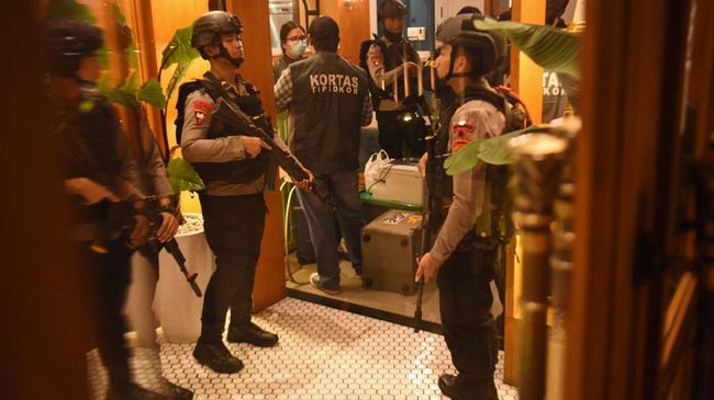 Tim gabungan Polri berada di dekat barang bukti usai menggeledah salah satu kafe di kawasan Cipete, Jakarta, Rabu (8/7/2026). Tim Kortas Tipidkor Polri dan Polda Metro Jaya menyita barang bukti sejumlah koper dan brankas usai penggeledahan terkait pe