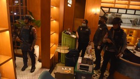 Tim gabungan Polri berada di dekat barang bukti usai menggeledah salah satu kafe di kawasan Cipete, Jakarta, Rabu (8/7/2026). Tim Kortas Tipidkor Polri dan Polda Metro Jaya menyita barang bukti sejumlah koper dan brankas usai penggeledahan terkait pe