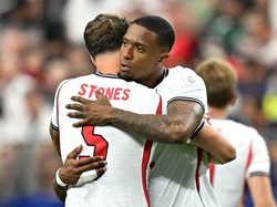 Soccer Football - FIFA World Cup 2026 - Group L - England v Croatia - Dallas Stadium, Arlington, Texas, U.S. - June 17, 2026 England's Ezri Konsa and John Stones embrace before the match IMAGN IMAGES via Reuters/Maria Lysaker
