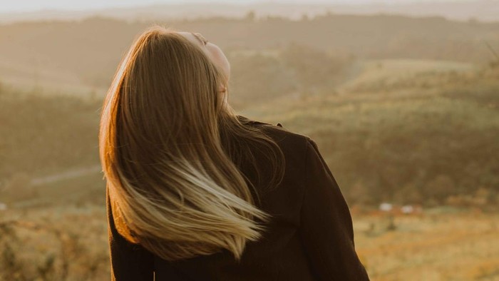 5 Cara Merawat Rambut agar Lebih Tebal Secara Alami
