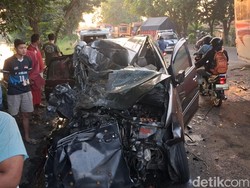 Video: Bus Antarkota Nyalip Tabrak Innova di Sidoarjo, 1 Orang Tewas