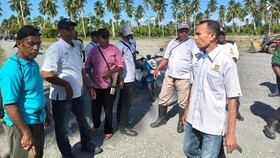 Empat warga adat Negeri Tananahu, Kecamatan Elpaputih, Maluku Tengah, Maluku ditangkap setelah protes penggusuran lahan adat