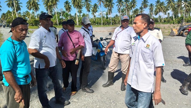 Empat warga adat Negeri Tananahu, Kecamatan Elpaputih, Maluku Tengah, Maluku ditangkap setelah protes penggusuran lahan adat