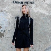 3 Ciri Kepribadian Orang yang Suka Pakai Baju Warna Hitam Menurut Ilmu Psikologi