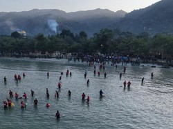 Ribuan Warga Lampung hingga TNI-Polri Gotong Royong Bersihkan Pantai