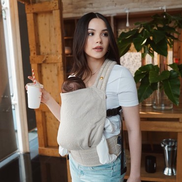 Pesona Mama Gen Z, Potret Alyssa Daguise Boyong Soleil Hangout di Kafe