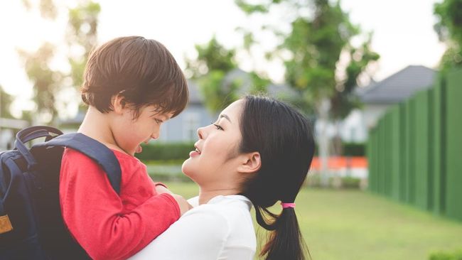Hari Pertama Anak Sekolah: Kenali Ciri-Ciri Separation Anxiety Sesuai Usia