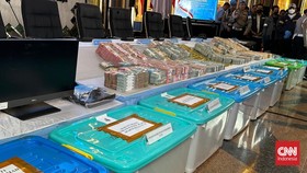 Penampakan barang bukti kasus korupsi usai penggeledehan di berbagai tempat oleh penyidik Polda Metro Jaya, dipamerkan di Polda Metro Jaya, Jakarta, Jumat (10/7/2026)