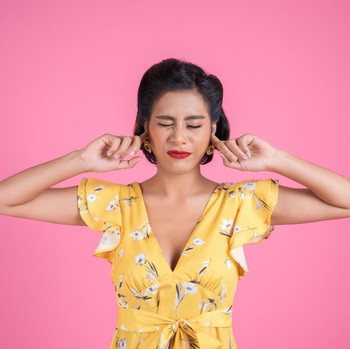5 Alasan Belajar Cuek Menurut Psikologi: Kamu Tak Sepenting Itu di Hidup Orang Lain