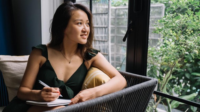 Bersyukur setiap hari. Mengucap rasa syukur bisa dengan menulis gratitude journal.