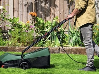 Mesin Potong Rumput Elektrik Bosch, Beneran Bikin Taman Rapi Tanpa Ribet?