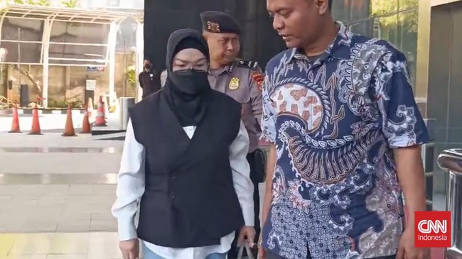 Bupati Sukoharjo Etik Suryani tiba di Gedung Merah Putih Komisi Pemberantasan Korupsi (KPK) setelah terjaring Operasi Tangkap Tangan (OTT) di wilayah Soloraya, Jawa Tengah.