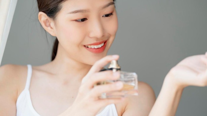 5 Cara Membuat Parfum jadi Tahan Lama saat Cuaca Panas