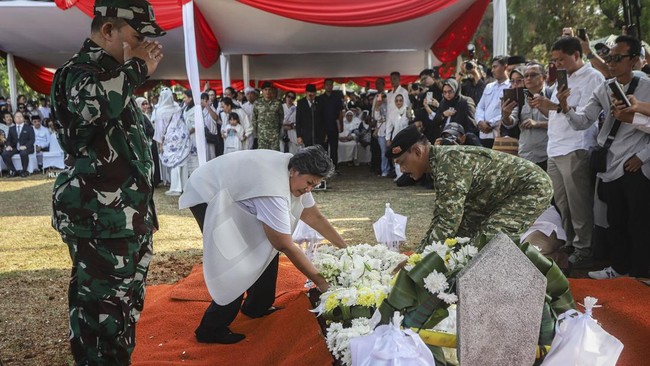 Wakil Ketua MPR Lestari Moerdijat (kedua kiri) meletakkan karangan bunga saat upacara pemakaman anggota DPR Rachmat Gobel di TMP Kalibata, Jakarta.