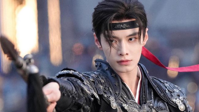 5 Potret Tampan He Yu Pemeran Putra Mahkota Xiao Hua Yong di Drama China Blossoms of Power