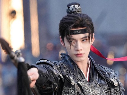 5 Potret Tampan He Yu Pemeran Putra Mahkota Xiao Hua Yong di Drama China 'Blossoms of Power'