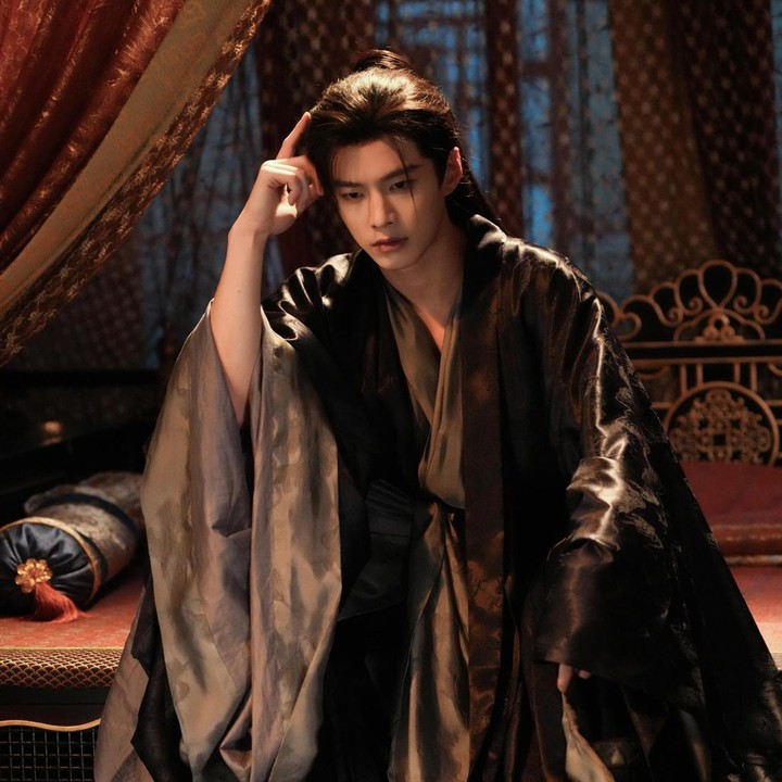 <p>He Yu sendiri adalah aktor sekaligus produser asal China yang memulai debut aktingnya dalam serial web tahun 2018, <em>Lovely Swords Girl.</em> Selain menjadi aktor, ia juga sempat terlibat dalam memproduksi film dokumenter CCTV, <em>China Business Card</em> bersama Jiang Yi Yan.&nbsp;(Foto: Instagram @1k_happy)</p>