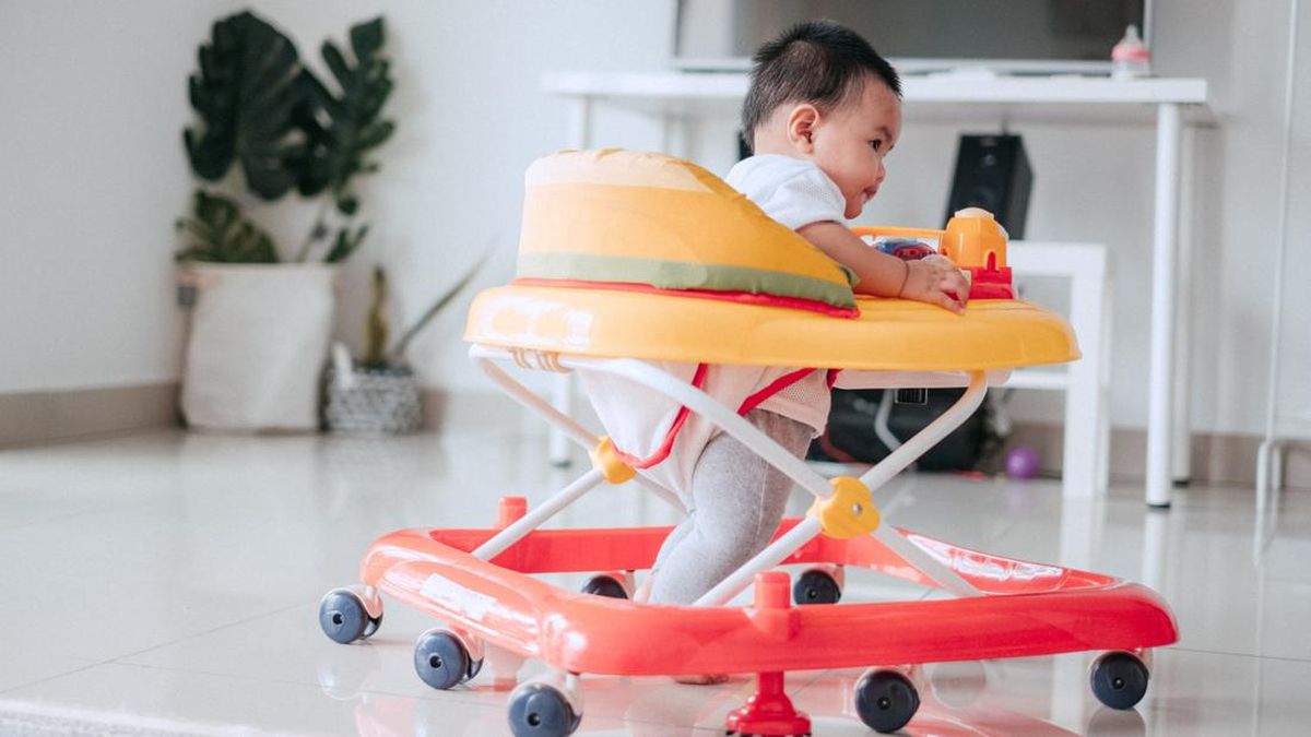 Studi Ungkap Baby Walker Tak Bikin Bayi Cepat Jalan dan Risiko Cedera