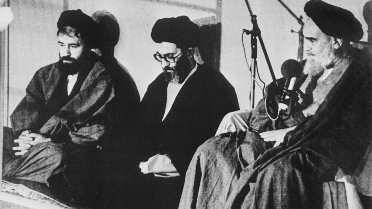 Awal Pertemuan Ali Khamenei & Khomeini hingga Jadi Pemimpin Tertinggi Iran