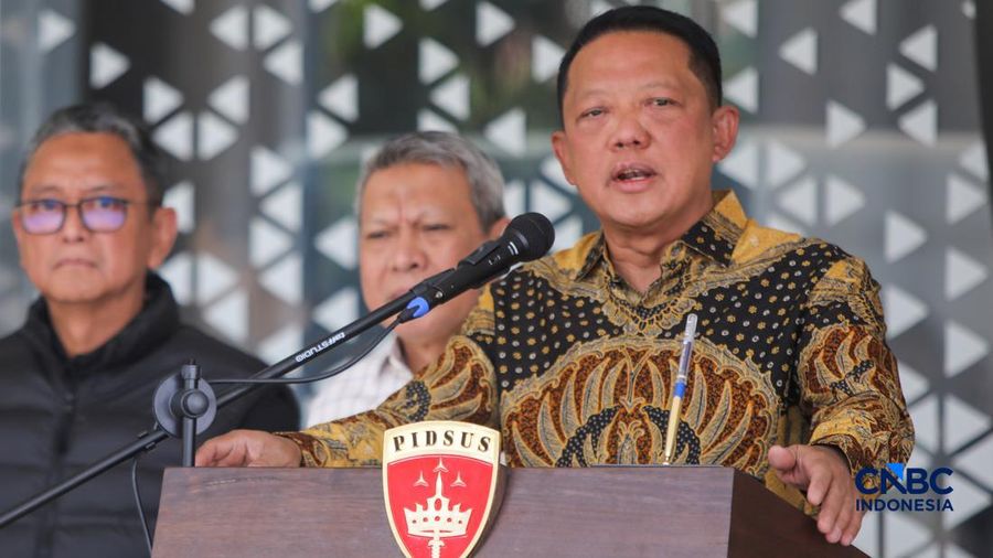 Jaksa Agung Muda Bidang Tindak Pidana Khusus (Jampidsus), Febrie Adriansyah menyampaikan keterangan saat konferesi pers di Gedung Jampidus, Kejaksaan Agung, Jakarta, Jumat (10/7/2026).