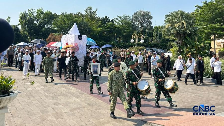 Jenazah Rachmat Gobel dibawa menuju Taman Makam Pahlawan Kalibata, Jakarta, Jumat (10/7/2026). (CNBC Indonesia/Elga Nurmutia)