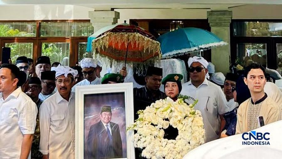 Jenazah Rachmat Gobel dibawa menuju Taman Makam Pahlawan Kalibata, Jakarta, Jumat (10/7/2026). (CNBC Indonesia/Elga Nurmutia)
