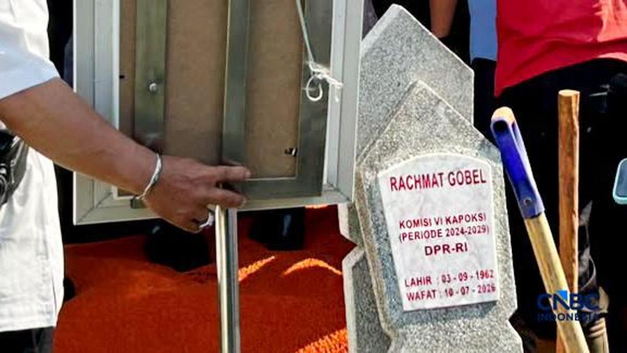 Jenazah Rachmat Gobel dibawa menuju Taman Makam Pahlawan Kalibata, Jakarta, Jumat (10/7/2026). (CNBC Indonesia/Elga Nurmutia)