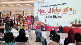 Ketua Harian Dewan Kerajinan Nasional (Dekranas) Tri Tito Karnavian saat menghadiri acara Workshop Kreasi Kriya Keluarga Tunas yang mengusung tema "Merajut Kehangatan di Era Digital" di Lobi Atrium Trans Studio Makassar, Provinsi Sulawesi Selatan (Su