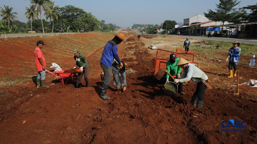 Petani melakukan pembangunan lahan pertanian di area Jalan Raya Bojonggede - Kemang (Bomang), Kabupaten Bogor, Jawa Barat, Jumat (10/7/2026). (CNBC Indonesia/Tri Susilo)