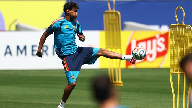 Soccer Football - FIFA World Cup 2026 - Spain Training - Carson Sports Park, Carson, California, U.S. - July 9, 2026 Spain's Lamine Yamal during training REUTERS/Hannah Mckay