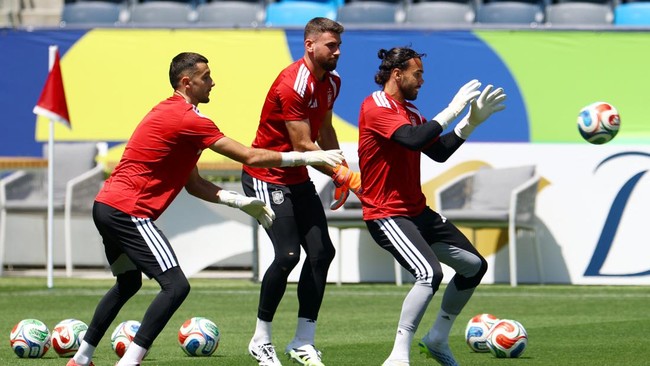 Soccer Football - FIFA World Cup 2026 - Spain Training - Carson Sports Park, Carson, California, U.S. - July 9, 2026 Spain's David Raya, Unai Simon and Joan Garcia during training REUTERS/Hannah Mckay
