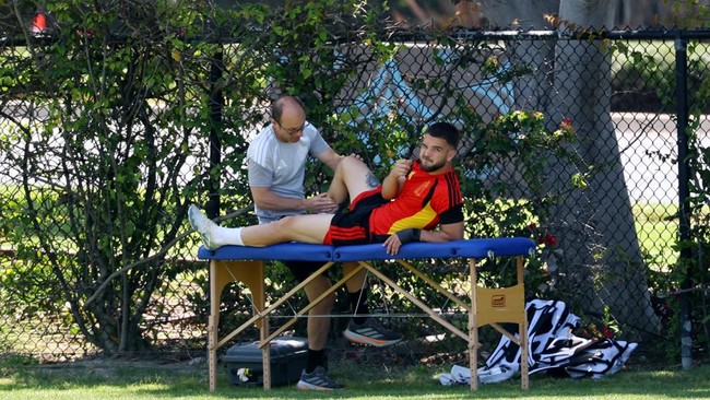 Soccer Football - FIFA World Cup 2026 - Belgium Training - Carson Sports Park, Carson, California, U.S. - July 9, 2026 Belgium's Nicolas Raskin receives medical attention during training REUTERS/Kai Pfaffenbach