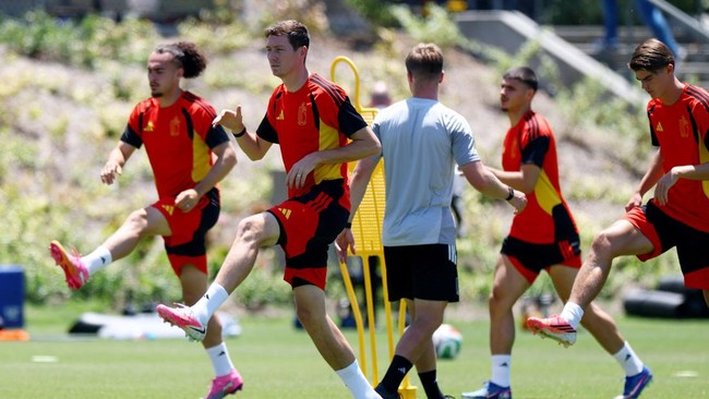 Soccer Football - FIFA World Cup 2026 - Belgium Training - Carson Sports Park, Carson, California, U.S. - July 9, 2026 Belgium's Hans Vanaken and Charles De Ketelaere during training REUTERS/Hannah Mckay
