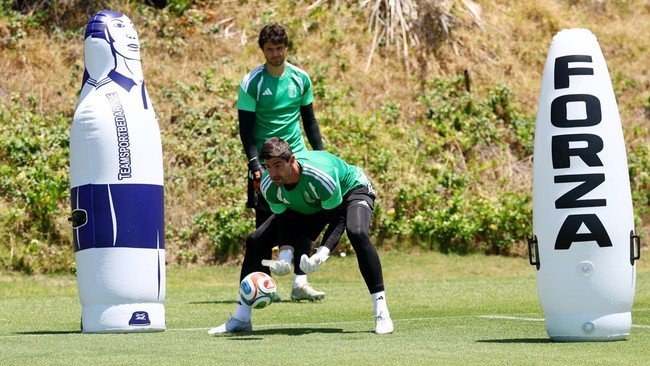 Soccer Football - FIFA World Cup 2026 - Belgium Training - Carson Sports Park, Carson, California, U.S. - July 9, 2026 Belgium's Thibaut Courtois and Senne Lammens during training REUTERS/Kai Pfaffenbach