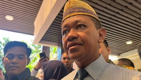 Menteri ESDM Bahlil Lahadalia tiba di kediaman Rachmat Gobel di kawasan Jalan Soepomo, Jakarta, Jumat (10/7/2026).